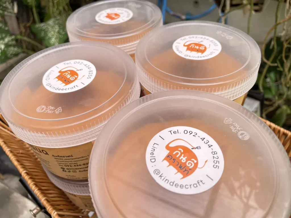 น้ำตาลโตนด สรรพยา เคี่ยวจากน้ำช่อดอกตาล 100% รสหวานนวล ไม่แหลมแสบคอ น้ำตาลโตนดแท้สีเข้ม เนื้อนิ่ม ไม่ผสมน้ำตาลทราย ผลิตโดยครอบครัวคนทำตาลใน ต.โพนางดำตก อ.สรรพยา จ.ชัยนาท หนึ่งเดียวที่ยังยืนสืบสานภูมิปัญญาการทำตาลโตนดครบวงจรมานานกว่าร้อยปี และอาจสิ้นสุดในรุ่นสุดท้ายนี้ เพราะคนทำสูงวัย คนรุ่นใหม่ใจร้อนขี้คร้านปีนขึ้นปาดตาล ไม่รวมขั้นตอนการเคี่ยวน้ำตาลที่ต้องใจเย็น ใช้เวลาข้ามวันข้ามคืน