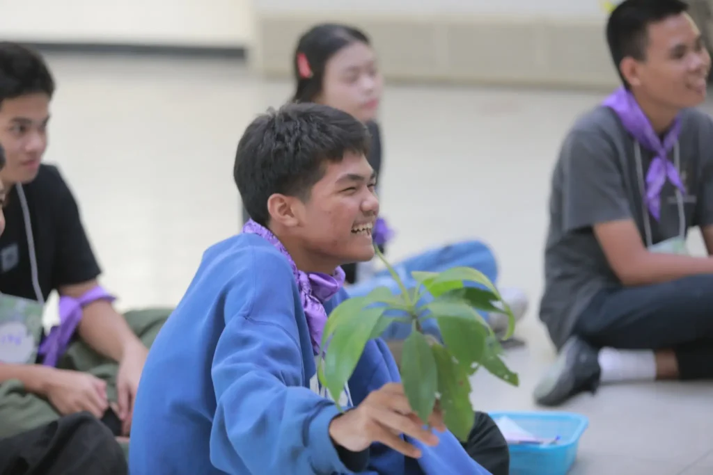 กิจกรรม “นักสืบสายน้ำ” เป็นเครื่องมือสร้างความรู้ให้แก่กลุ่มเยาวชนมาตั้งแต่ปี 2540 (ค.ศ. 1997) ริเริ่มโดยมูลนิธิโลกสีเขียว (ดร.สรณรัชฎ์ กาญจนะวณิชย์) ถึงวันนี้ที่โลกเดือด ก็ยังไม่ล้าสมัย เพราะ “ข้อมูล” ที่เป็นวัตถุดิบในการใช้กับ “เครื่องมือ” นี้ อยู่ในพื้นที่จริง และในสภาพปัจจุบัน