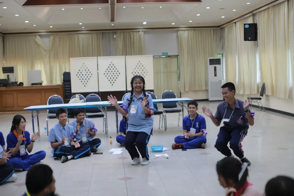 กิจกรรม “นักสืบสายน้ำ” เป็นเครื่องมือสร้างความรู้ให้แก่กลุ่มเยาวชนมาตั้งแต่ปี 2540 (ค.ศ. 1997) ริเริ่มโดยมูลนิธิโลกสีเขียว (ดร.สรณรัชฎ์ กาญจนะวณิชย์) ถึงวันนี้ที่โลกเดือด ก็ยังไม่ล้าสมัย เพราะ “ข้อมูล” ที่เป็นวัตถุดิบในการใช้กับ “เครื่องมือ” นี้ อยู่ในพื้นที่จริง และในสภาพปัจจุบัน