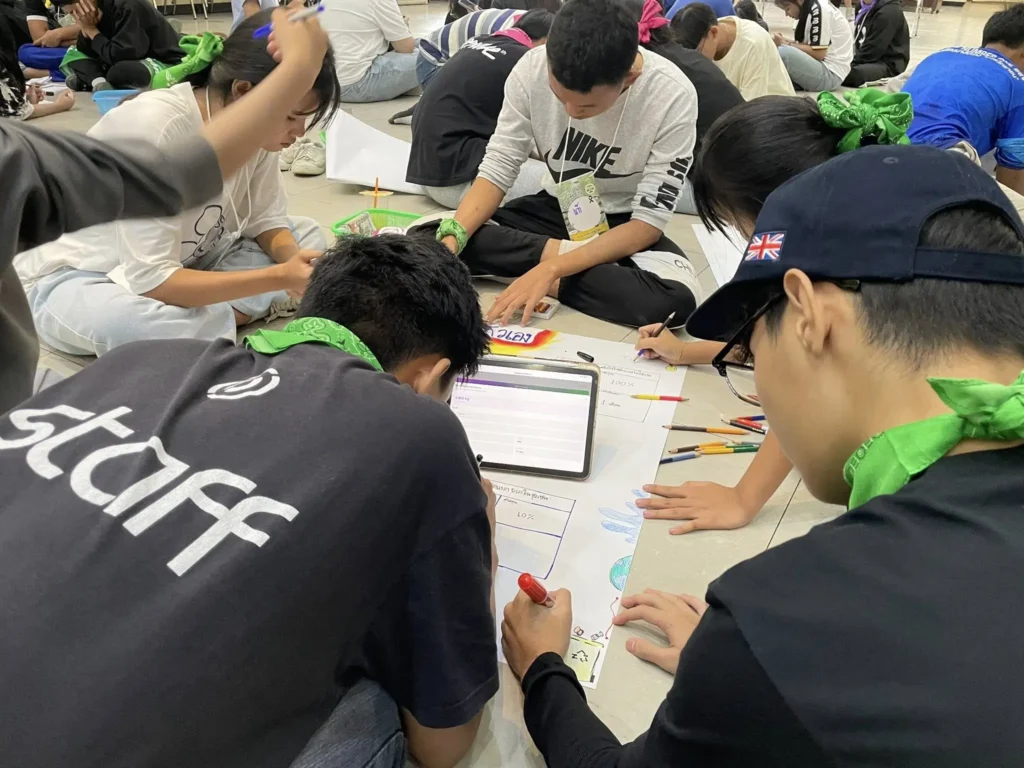 กิจกรรม “นักสืบสายน้ำ” เป็นเครื่องมือสร้างความรู้ให้แก่กลุ่มเยาวชนมาตั้งแต่ปี 2540 (ค.ศ. 1997) ริเริ่มโดยมูลนิธิโลกสีเขียว (ดร.สรณรัชฎ์ กาญจนะวณิชย์) ถึงวันนี้ที่โลกเดือด ก็ยังไม่ล้าสมัย เพราะ “ข้อมูล” ที่เป็นวัตถุดิบในการใช้กับ “เครื่องมือ” นี้ อยู่ในพื้นที่จริง และในสภาพปัจจุบัน