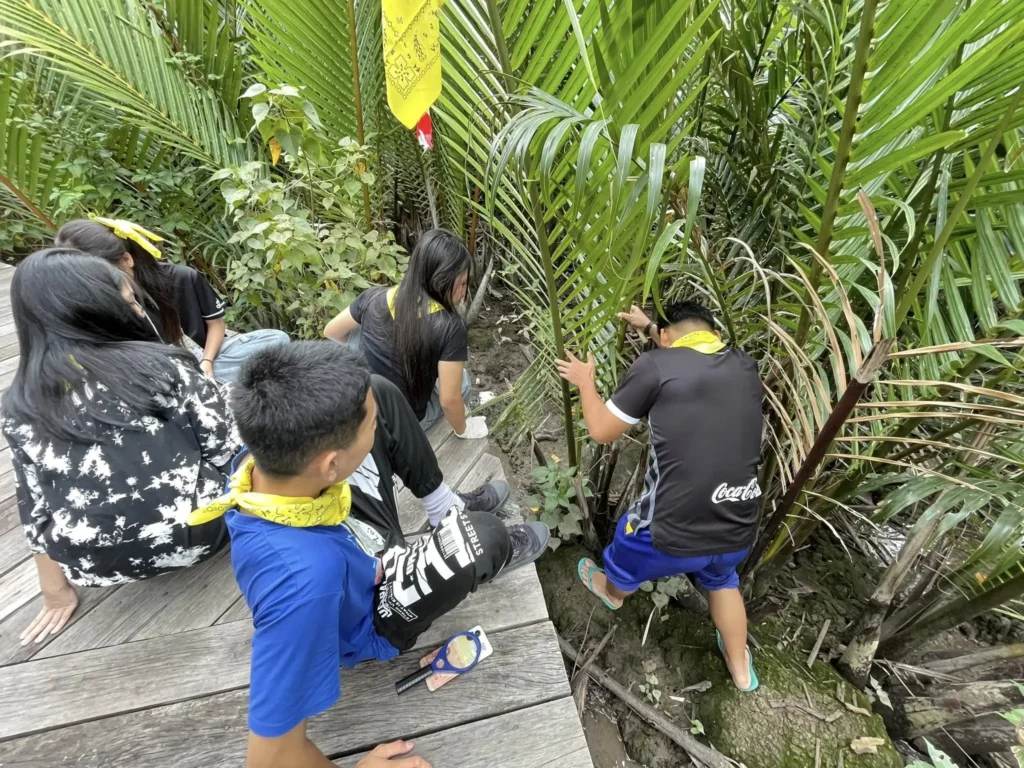 กิจกรรม “นักสืบสายน้ำ” เป็นเครื่องมือสร้างความรู้ให้แก่กลุ่มเยาวชนมาตั้งแต่ปี 2540 (ค.ศ. 1997) ริเริ่มโดยมูลนิธิโลกสีเขียว (ดร.สรณรัชฎ์ กาญจนะวณิชย์) ถึงวันนี้ที่โลกเดือด ก็ยังไม่ล้าสมัย เพราะ “ข้อมูล” ที่เป็นวัตถุดิบในการใช้กับ “เครื่องมือ” นี้ อยู่ในพื้นที่จริง และในสภาพปัจจุบัน