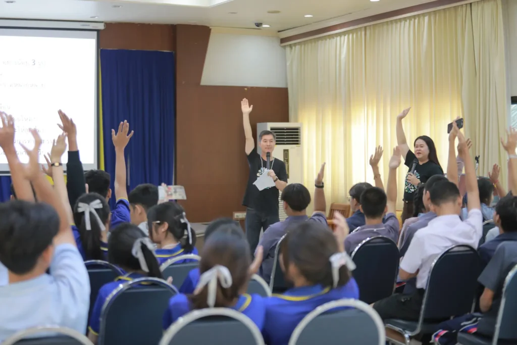 กิจกรรม “นักสืบสายน้ำ” เป็นเครื่องมือสร้างความรู้ให้แก่กลุ่มเยาวชนมาตั้งแต่ปี 2540 (ค.ศ. 1997) ริเริ่มโดยมูลนิธิโลกสีเขียว (ดร.สรณรัชฎ์ กาญจนะวณิชย์) ถึงวันนี้ที่โลกเดือด ก็ยังไม่ล้าสมัย เพราะ “ข้อมูล” ที่เป็นวัตถุดิบในการใช้กับ “เครื่องมือ” นี้ อยู่ในพื้นที่จริง และในสภาพปัจจุบัน